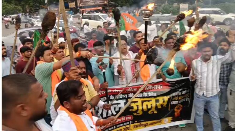 जेपीएससी परीक्षा में कथित अनियमितता के विरोध में भाजयुमो का मशाल जुलूस, निष्पक्ष जांच की उठी मांग