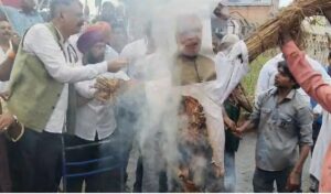 पेपर लीक के विरोध में कांग्रेस का प्रदर्शन, साकची में प्रधानमंत्री मोदी का पुतला दहन