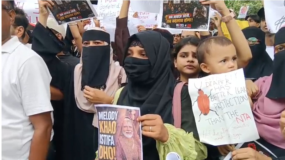 जमशेदपुर: नीट पेपर लीक के विरोध में साकची गोलचक्कर पर प्रदर्शन, शिक्षा मंत्री धर्मेंद्र प्रधान के इस्तीफे की मांग