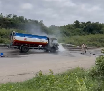 चांडिल एनएच-33 पर खड़े टैंकर में लगी भीषण आग, शॉर्ट सर्किट की आशंका, यातायात प्रभावित