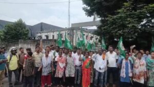 आदित्यपुर की विजय श्री कंपनी के गेट पर झामुमो का प्रदर्शन, मजदूरों की मांगों को लेकर अनिश्चितकालीन गेट जाम
