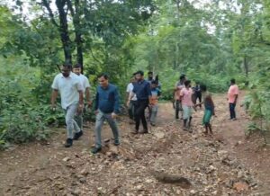 जमशेदपुर में स्वास्थ्य व्यवस्था की पोल: खाट पर मरीज को 4 किमी ढोने को मजबूर हुए ग्रामीण, सड़क नहीं होने से बीच रास्ते से लौटे अधिकारी