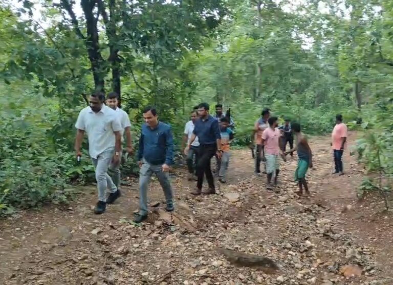 जमशेदपुर में स्वास्थ्य व्यवस्था की पोल: खाट पर मरीज को 4 किमी ढोने को मजबूर हुए ग्रामीण, सड़क नहीं होने से बीच रास्ते से लौटे अधिकारी