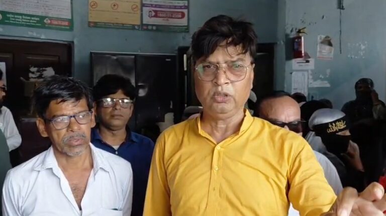 मानगो विकास समिति ने नगर आयुक्त को सौंपा ज्ञापन, जर्जर सड़क, जाम नालों और सफाई व्यवस्था सुधारने की मांग