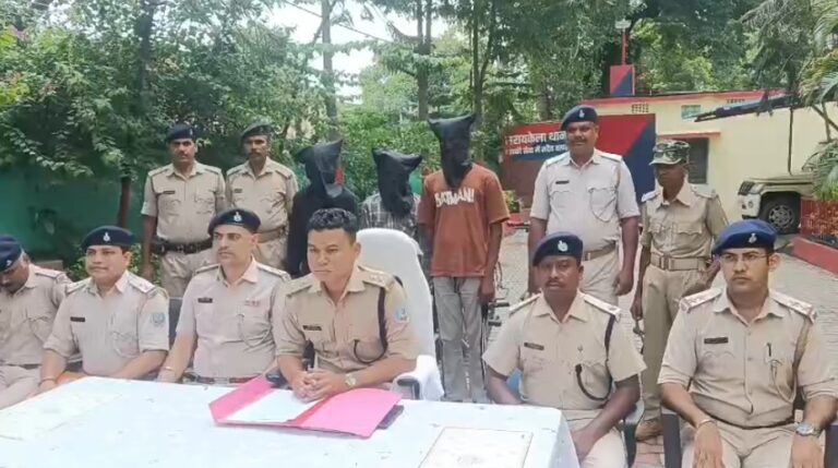 वाहन चोर गिरोह का पर्दाफाश, तीन शातिर गिरफ्तार; चोरी की 5 मोटरसाइकिलें बरामद