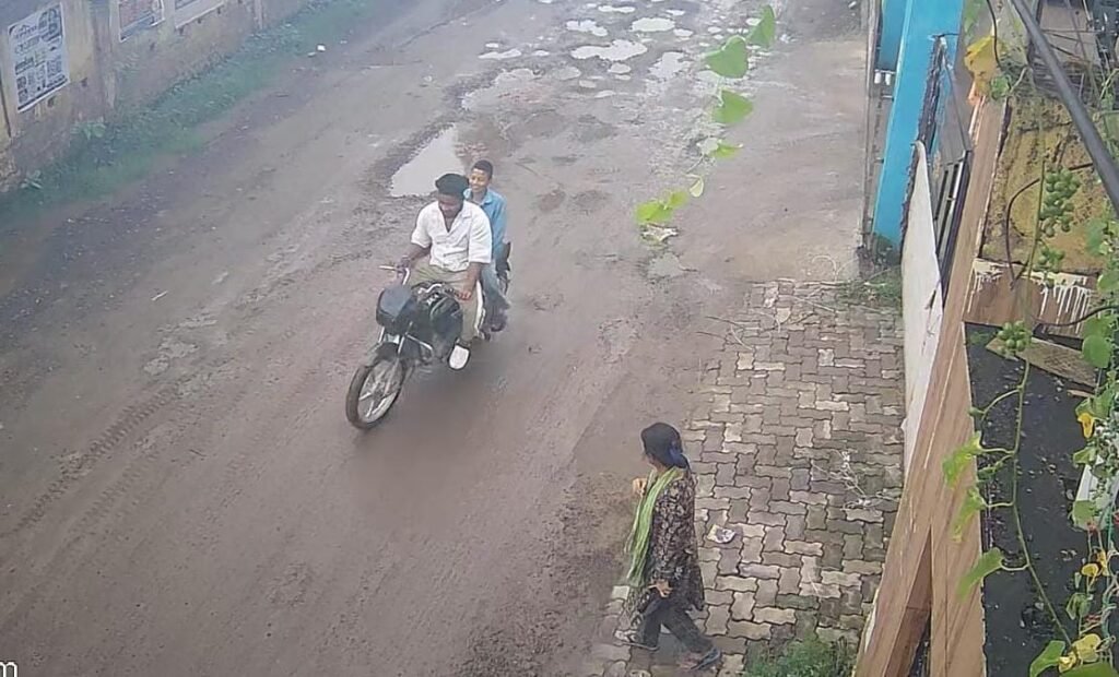 आदित्यपुर में दिनदहाड़े राह चलती युवती से छेड़खानी; ‘यासिका ड्रीम हाइट’ के सीसीटीवी में कैद हुई मनचलों की करतूत, पुलिस जांच में जुटी