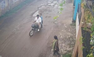 आदित्यपुर में दिनदहाड़े राह चलती युवती से छेड़खानी; ‘यासिका ड्रीम हाइट’ के सीसीटीवी में कैद हुई मनचलों की करतूत, पुलिस जांच में जुटी