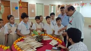 जमशेदपुर: डाकघर की अनूठी पहल — 100 स्कूलों में बच्चे बना रहे ‘हैंडमेड राखी’; पोस्ट ऑफिस फ्री में पहुंचाएगा भाइयों तक, मिलेंगे गोल्ड व सिल्वर मेडल
