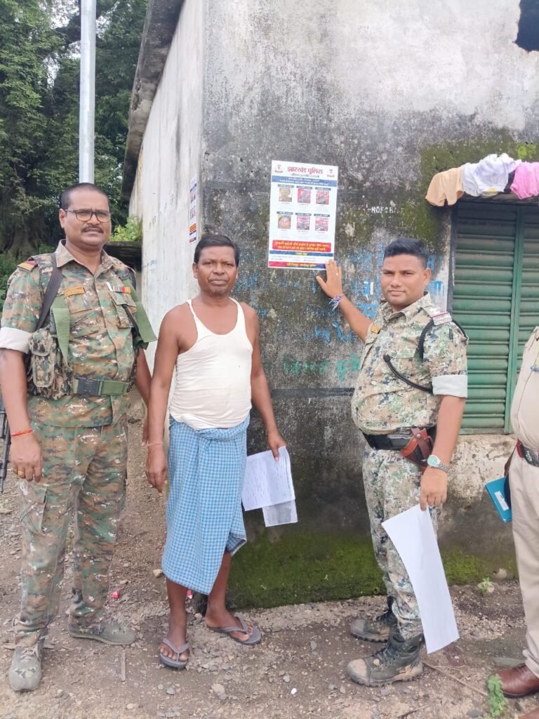 जमशेदपुर: दलमा में 1 करोड़ के इनामी असिम मंडल समेत 6 नक्सलियों के नए पोस्टर जारी; एमजीएम, पटमदा व घाटशिला के गांवों में चस्पा