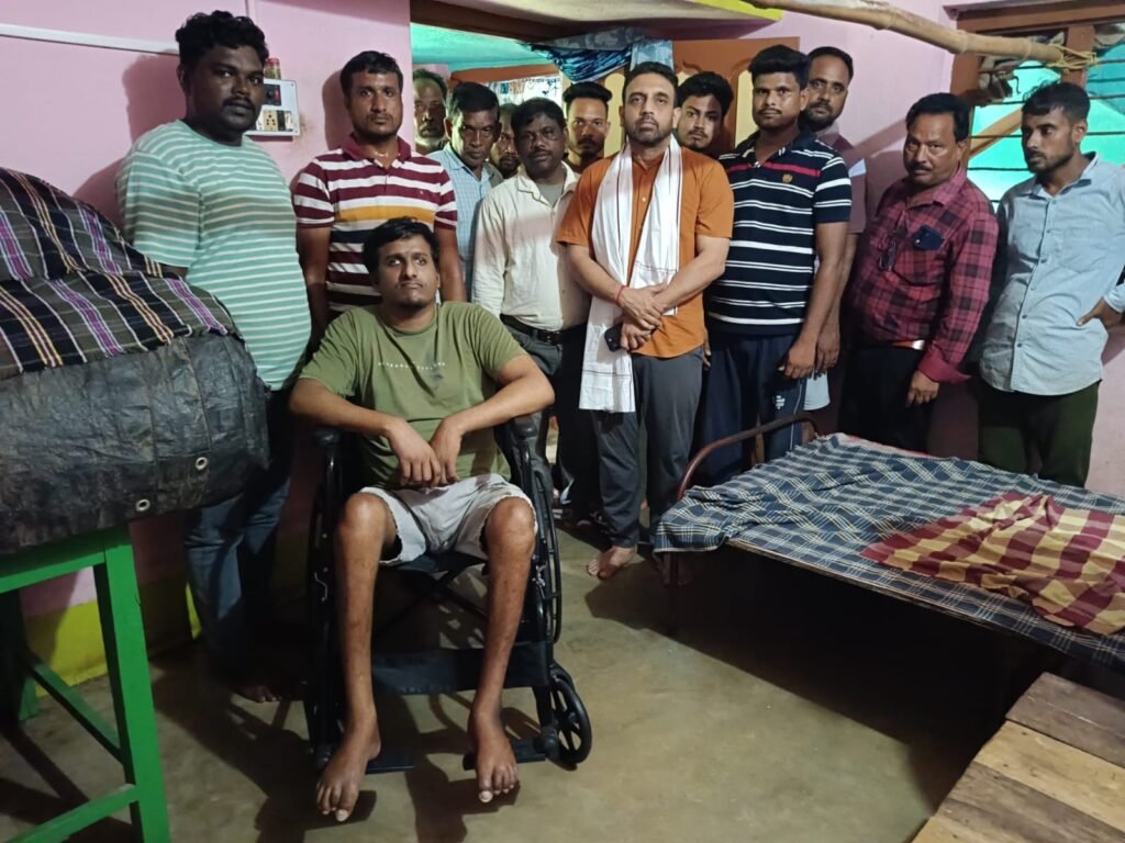 गुड़ाबांधा के दिव्यांग युवक को नाम्या स्माइल फाउंडेशन ने भेंट की व्हीलचेयर, कुणाल षाड़ंगी की मानवीय पहल