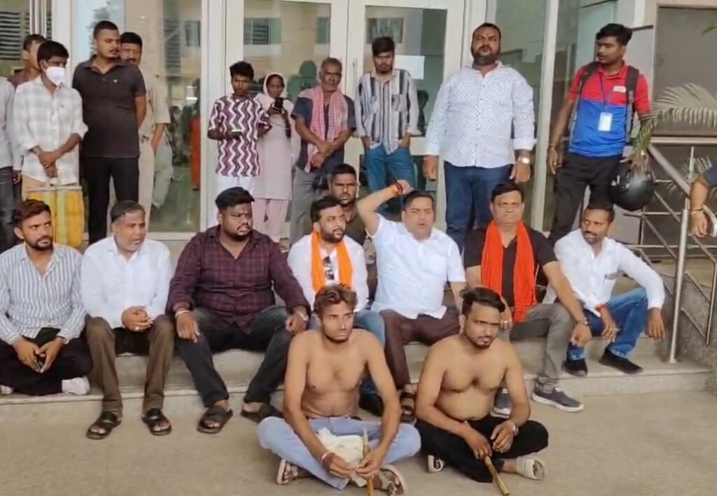 एमजीएम अस्पताल में भाजपा कार्यकर्ता से मारपीट का आरोप, विरोध में गुंजन यादव धरने पर बैठे