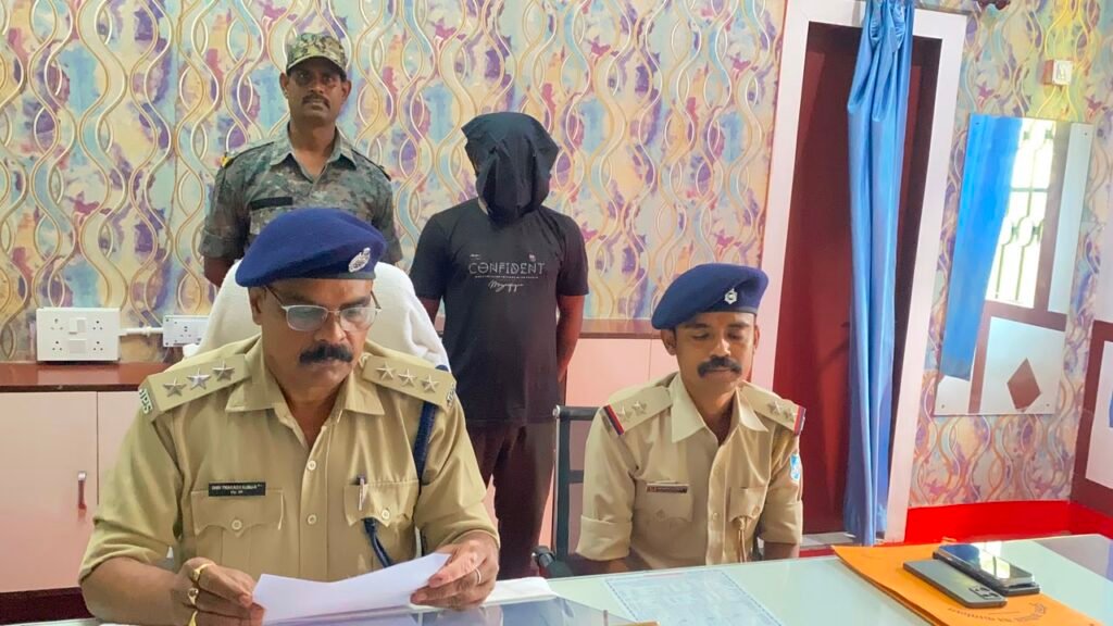 सरायकेला: देशी कट्टा और जिंदा कारतूस के साथ कुख्यात अपराधी गिरफ्तार
