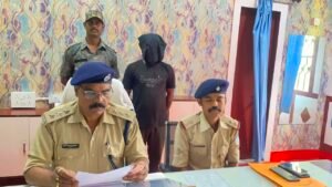 सरायकेला: देशी कट्टा और जिंदा कारतूस के साथ कुख्यात अपराधी गिरफ्तार