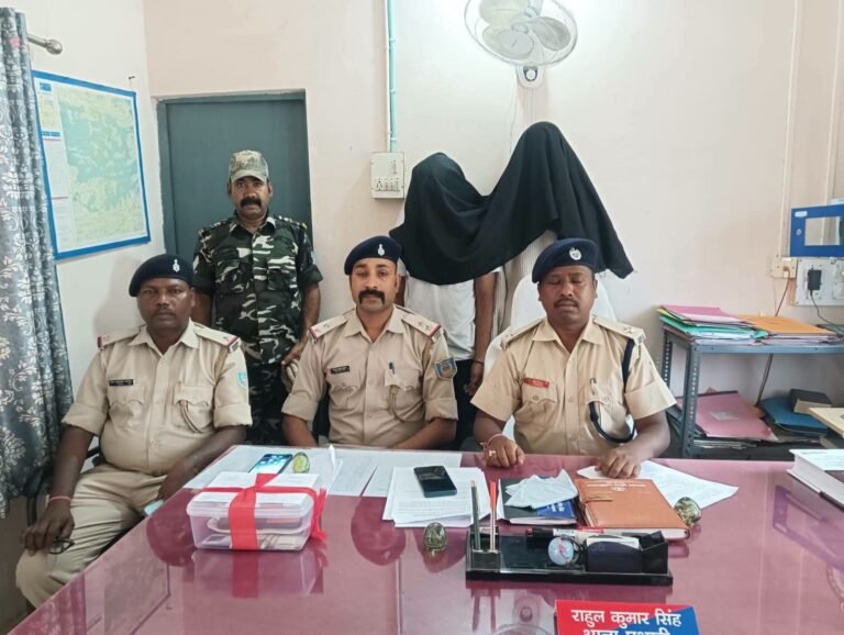 खरसावां पुलिस ने चोरी का किया खुलासा, दो आरोपी गिरफ्तार, नकदी समेत कई सामान बरामद
