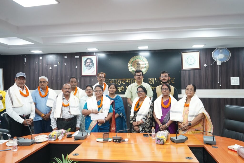 जमशेदपुर समाहरणालय में 9 सेवानिवृत्त शिक्षकों को सम्मानपूर्वक दी गई विदाई, उपायुक्त ने किया सम्मानित