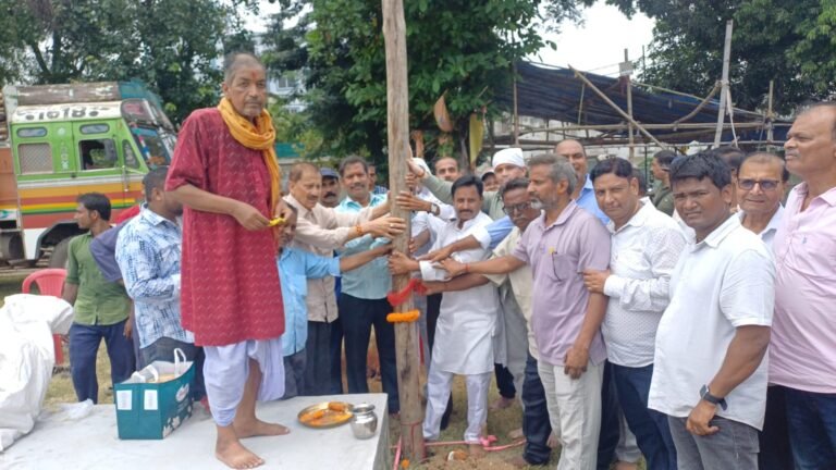 आदित्यपुर में दुर्गा पूजा की तैयारियां शुरू: ‘काल्पनिक हवेली’ थीम पर बनेगा 70 फीट ऊंचा भव्य पंडाल, भूमि पूजन संपन्न