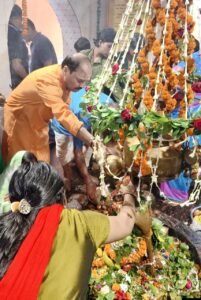 सावन की पहली सोमवारी पर सूर्यधाम शिवालय में उमड़ा आस्था का सैलाब, पूर्व मुख्यमंत्री रघुवर दास ने किया जलाभिषेक