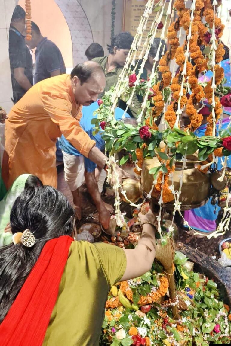 सावन की पहली सोमवारी पर सूर्यधाम शिवालय में उमड़ा आस्था का सैलाब, पूर्व मुख्यमंत्री रघुवर दास ने किया जलाभिषेक