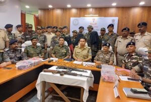 सरायकेला में 22 लाख के तीन हार्डकोर नक्सली गिरफ्तार, AK-47 समेत भारी मात्रा में हथियार बरामद