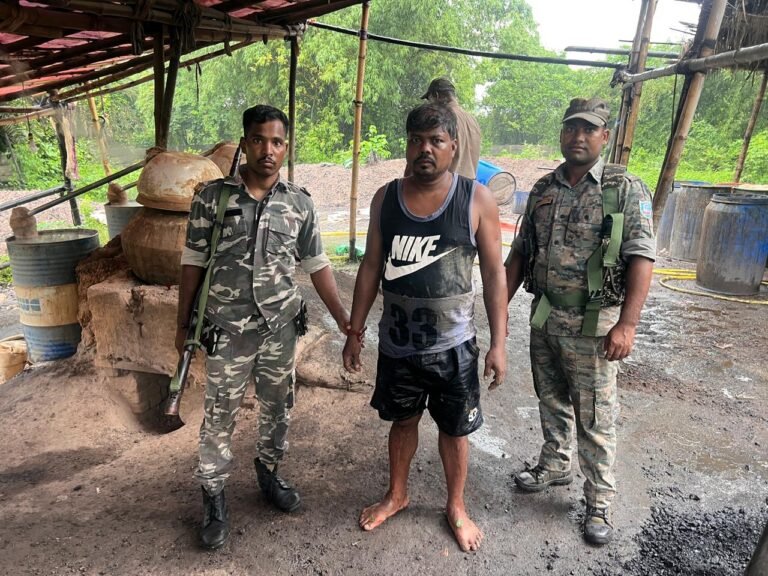 सरायकेला में अवैध महुआ शराब पर बड़ी कार्रवाई, 37 हजार लीटर जावा महुआ नष्ट; 500 लीटर शराब जब्त, 3 गिरफ्तार