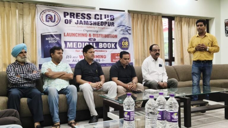 प्रेस क्लब के सदस्यों को अब मिलेगी निःशुल्क ओपीडी सेवा, 13 चिकित्सक जुड़े; मेडिकल बुक लॉन्च