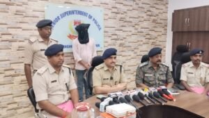 जमशेदपुर में गुमटी की आड़ में गांजा और नशीली सिरप का कारोबार, 2.06 किलो गांजा के साथ आरोपी गिरफ्तार