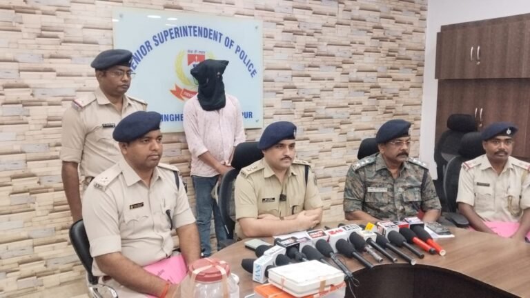 जमशेदपुर में गुमटी की आड़ में गांजा और नशीली सिरप का कारोबार, 2.06 किलो गांजा के साथ आरोपी गिरफ्तार