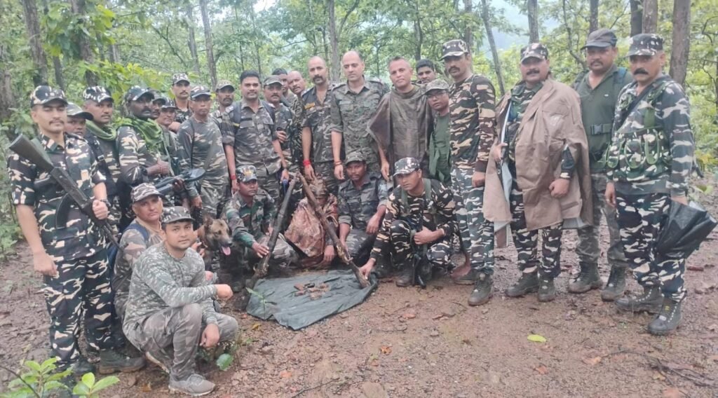 सरायकेला के कुचाई जंगल में एसएसबी-पुलिस का सर्च ऑपरेशन, हथियारों का जखीरा बरामद