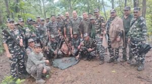 सरायकेला के कुचाई जंगल में एसएसबी-पुलिस का सर्च ऑपरेशन, हथियारों का जखीरा बरामद