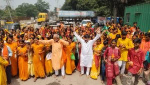 जमशेदपुर सावन की दूसरी सोमवारी पर 501 महिलाओं ने स्वर्णरेखा नदी से जल लेकर किया शिव-हनुमान मंदिर में जलाभिषेक