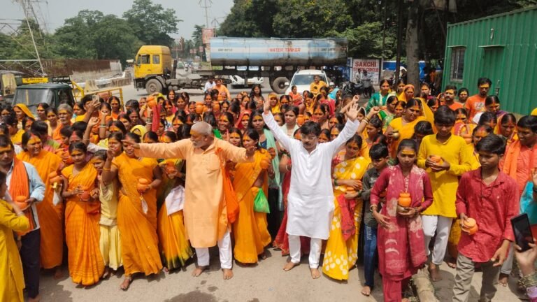 जमशेदपुर सावन की दूसरी सोमवारी पर 501 महिलाओं ने स्वर्णरेखा नदी से जल लेकर किया शिव-हनुमान मंदिर में जलाभिषेक