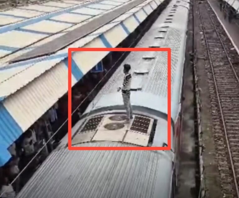 टाटानगर स्टेशन पर खड़ी टाटा-दानापुर एक्सप्रेस की छत पर चढ़ा युवक, हाईटेंशन तार की चपेट में आकर झुलसा