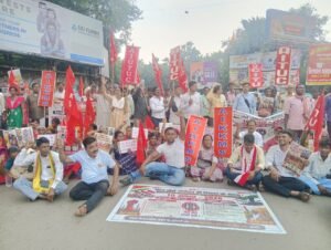 साकची में संयुक्त ट्रेड यूनियन का जेल भरो आंदोलन, केंद्र सरकार की नीतियों के खिलाफ जमकर नारेबाजी