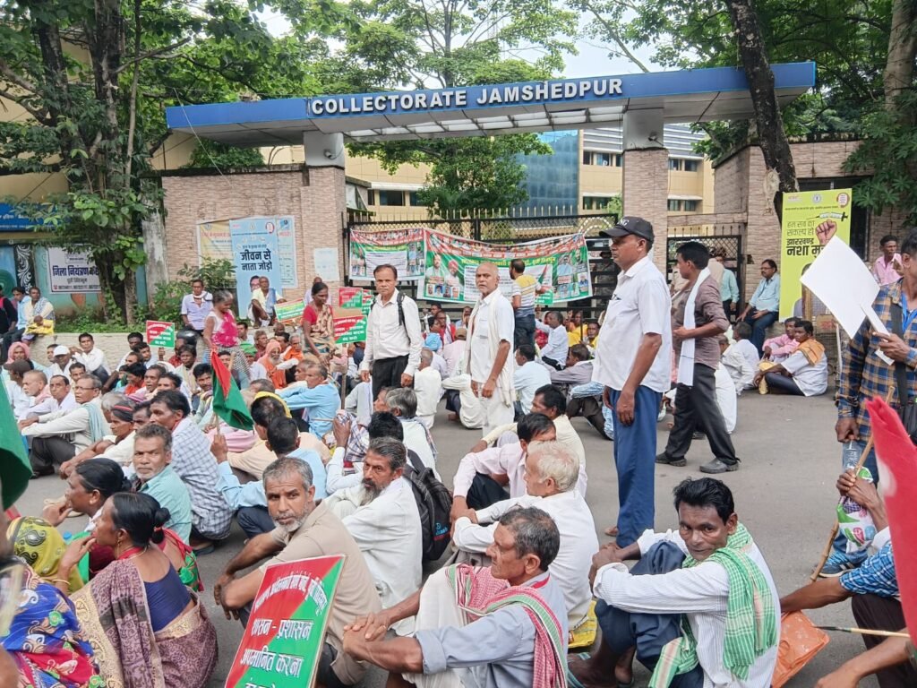 झारखंड आंदोलनकारियों ने उपायुक्त कार्यालय के बाहर दिया धरना, सम्मान पत्र जल्द जारी करने की मांग