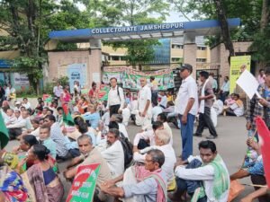 झारखंड आंदोलनकारियों ने उपायुक्त कार्यालय के बाहर दिया धरना, सम्मान पत्र जल्द जारी करने की मांग