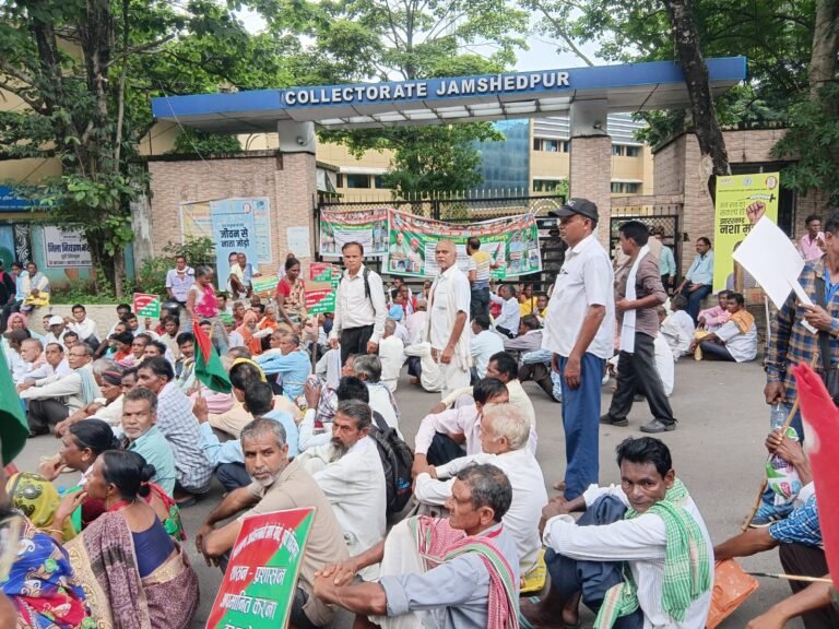 झारखंड आंदोलनकारियों ने उपायुक्त कार्यालय के बाहर दिया धरना, सम्मान पत्र जल्द जारी करने की मांग