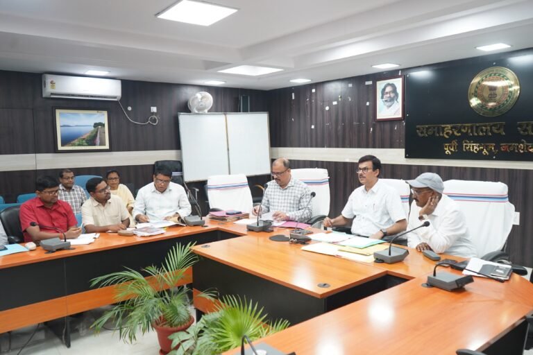 जमशेदपुर में राशन वितरण की समीक्षा, उपायुक्त ने अधिकारियों को दिए सख्त निर्देश; डुप्लीकेट लाभुकों पर होगी कार्रवाई