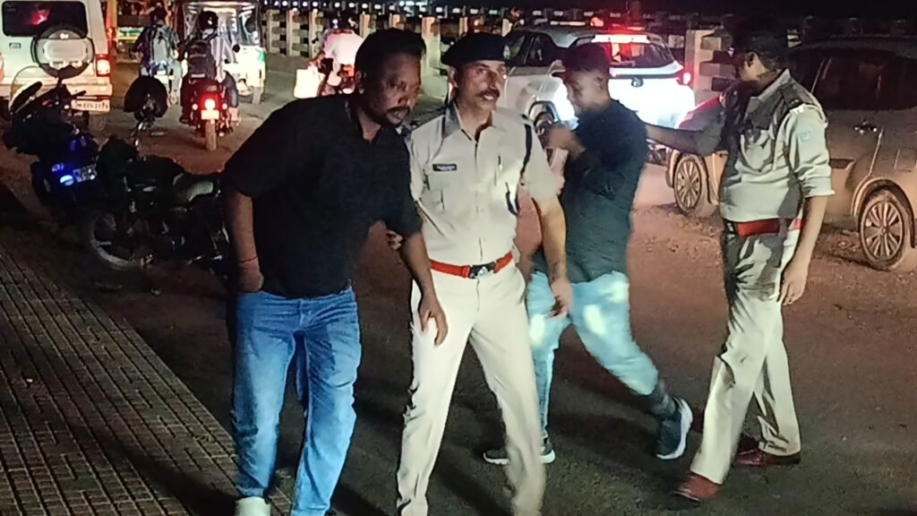 स्वतंत्रता दिवस से पहले आदित्यपुर पुलिस अलर्ट, देर रात चला चेकिंग अभियान; होटल-बार और संदिग्ध वाहनों की जांच