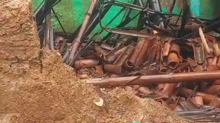 मूसलाधार बारिश से कच्चा मकान गिरा, तीन महिलाएं घायल, दो बच्चे बाल-बाल बचे