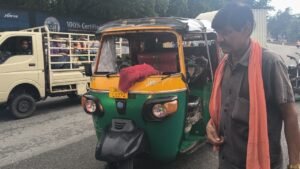 जमशेदपुर में स्कूली बच्चों से भरी ऑटो पलटी, दो बच्चे घायल; चालक पर नशे में होने का आरोप