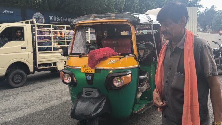 जमशेदपुर में स्कूली बच्चों से भरी ऑटो पलटी, दो बच्चे घायल; चालक पर नशे में होने का आरोप