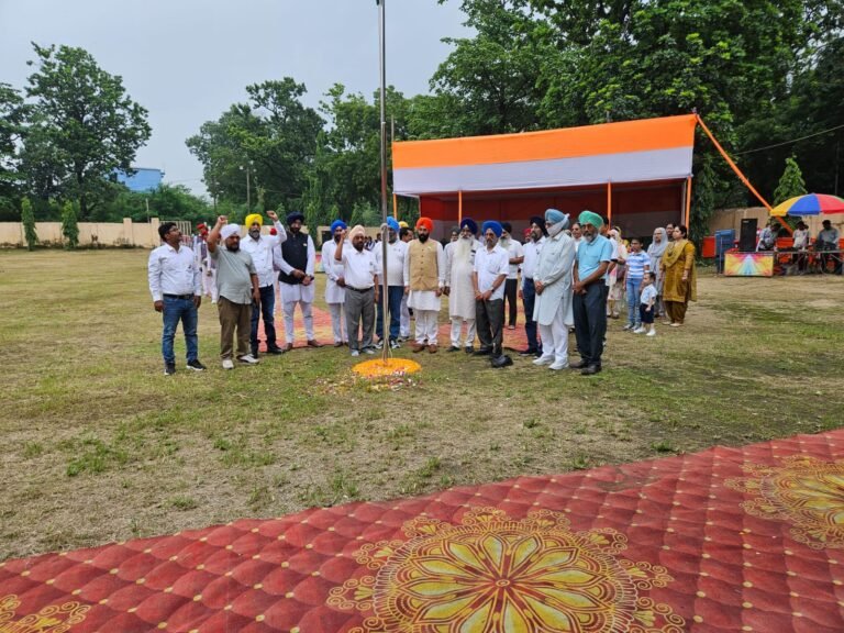 खालसा उच्च/मध्य विद्यालय बर्मामाइंस में धूमधाम से मना स्वतंत्रता दिवस, बच्चों ने दी सांस्कृतिक प्रस्तुतियां