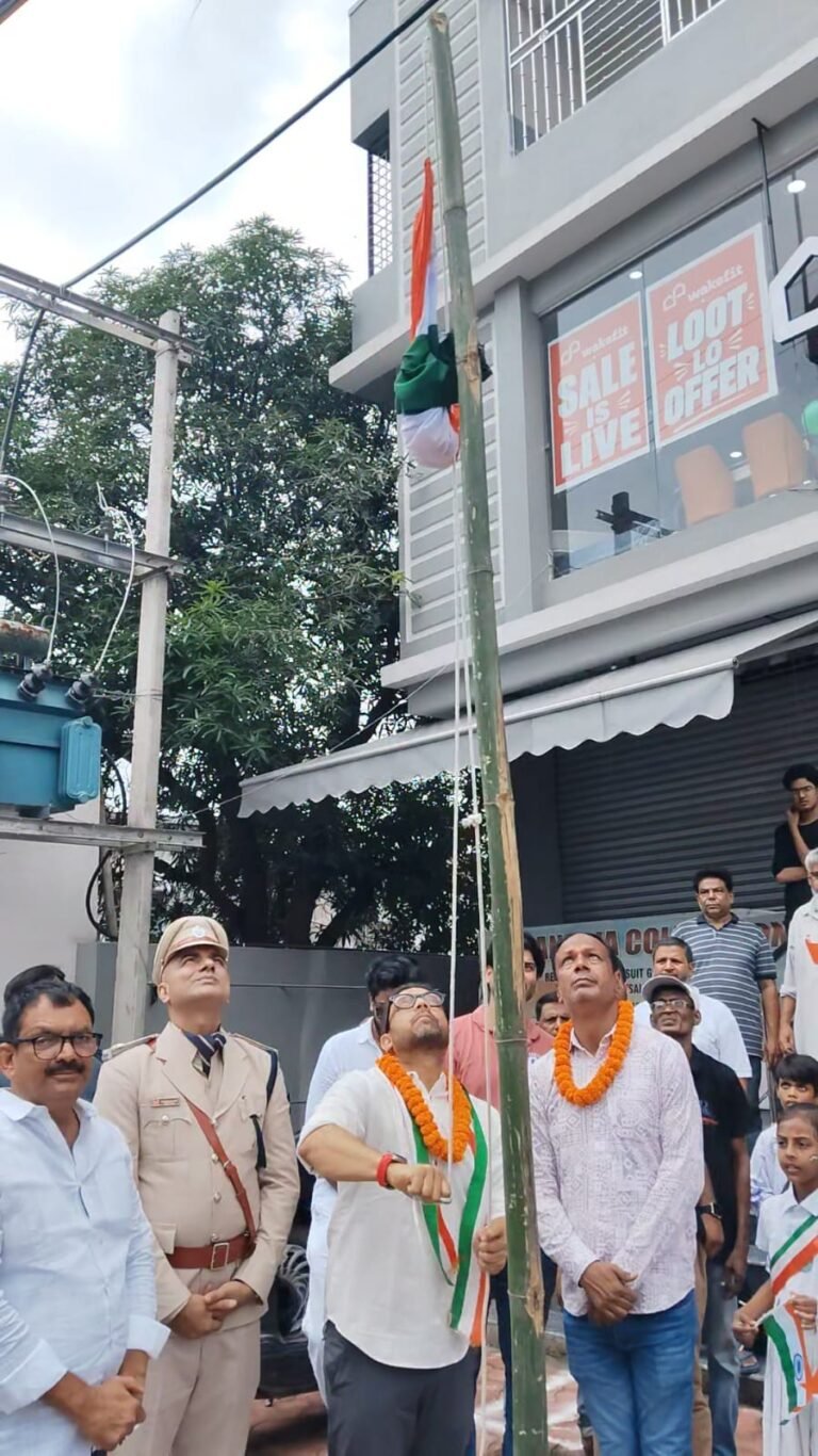 जमशेदपुर में झामुमो के केंद्रीय प्रवक्ता कुणाल षाड़ंगी ने विभिन्न स्थानों पर किया ध्वजारोहण