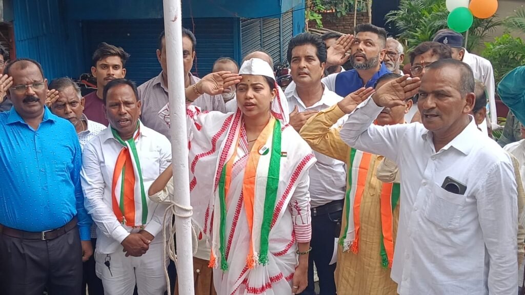 टिनप्लेट चौक मे विधायक और अप्पा राव ने 10 पक्षियों को पिंजरे से मुक्त कर मनाया स्वतंत्रता दिवस, विधायक पूर्णिमा दास साहू ने किया ध्वजारोहण