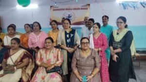 स्वतंत्रता दिवस पर ब्रह्मर्षि महिला मंच ने वृद्धाश्रम में की सेवा, बुजुर्गों के बीच बांटी खुशियां