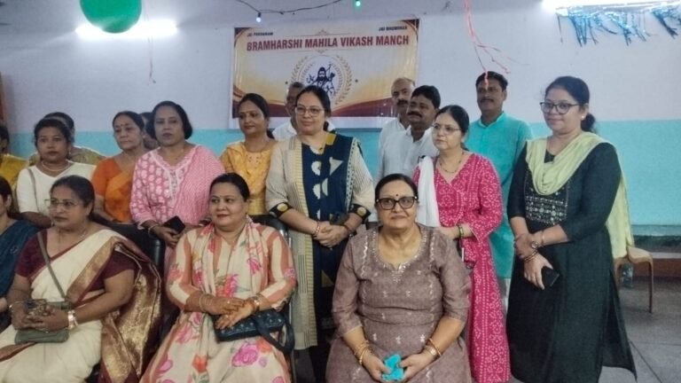 स्वतंत्रता दिवस पर ब्रह्मर्षि महिला मंच ने वृद्धाश्रम में की सेवा, बुजुर्गों के बीच बांटी खुशियां
