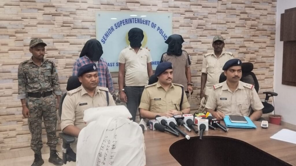 गालुडीह पुलिस की बड़ी कार्रवाई, 11 किलो गांजा के साथ तीन तस्कर गिरफ्तार