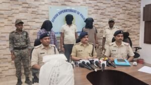 गालुडीह पुलिस की बड़ी कार्रवाई, 11 किलो गांजा के साथ तीन तस्कर गिरफ्तार