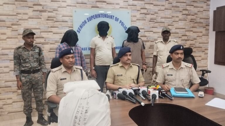 गालुडीह पुलिस की बड़ी कार्रवाई, 11 किलो गांजा के साथ तीन तस्कर गिरफ्तार