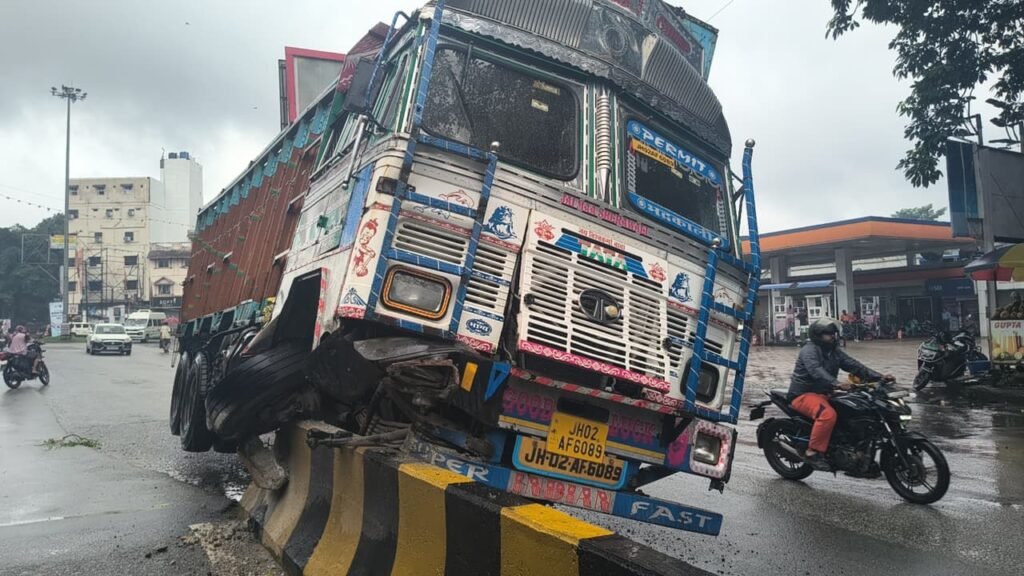 जमशेदपुर : आकाशदीप प्लाजा के सामने डिवाइडर से टकराया ट्रक, लगातार पांचवीं घटना
